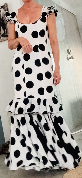 Traje Flamenca Lunares Volantes Capote