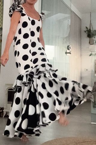Traje Flamenca Lunares Volantes Capote