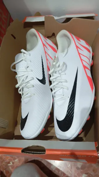 Botas de fútbol  amarillas y rosas muchos numeros