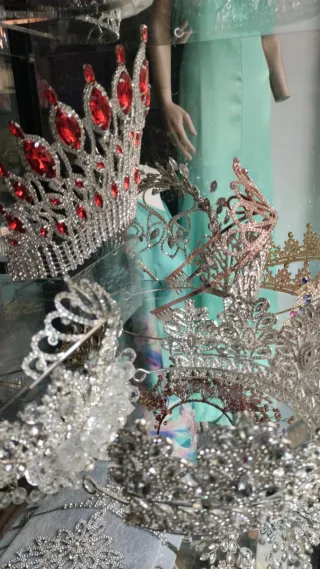 Pendientes Pedrería Coronas Rojo y Verde