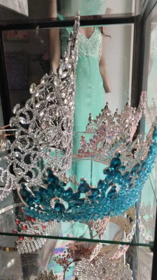 Pendientes Pedrería Coronas Rojo y Verde