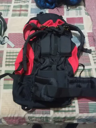 Mochila de montaña negra y roja