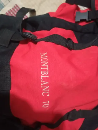 Mochila de montaña negra y roja