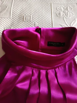 Top de raso fucsia, cuello halter.