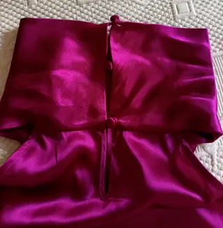 Top de raso fucsia, cuello halter.