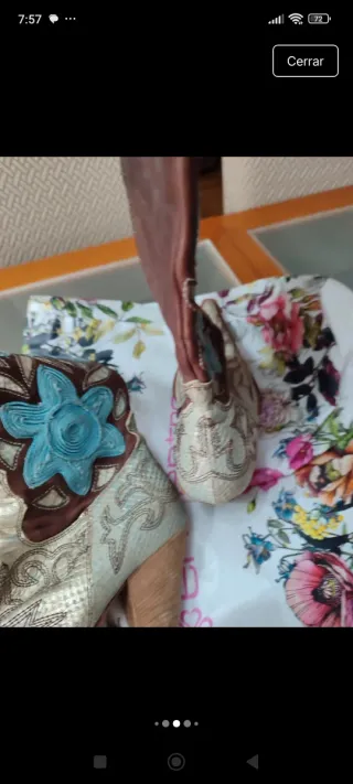 Botas de cowboy marrones y doradas