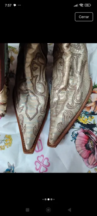 Botas de cowboy marrones y doradas