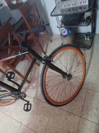 Bicicleta urbana negra y naranja