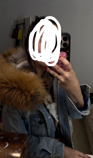 Abrigo vaquero con capucha de pelo