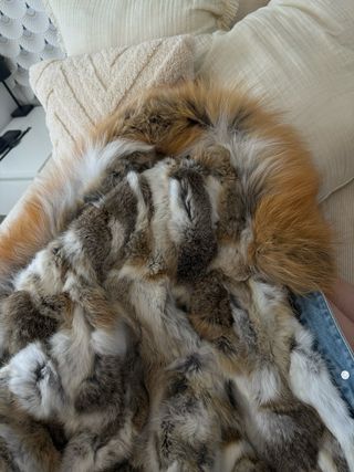 Abrigo vaquero con capucha de pelo