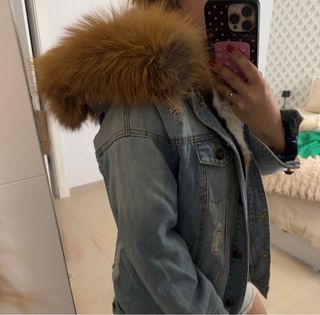 Abrigo vaquero con capucha de pelo