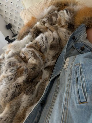 Abrigo vaquero con capucha de pelo