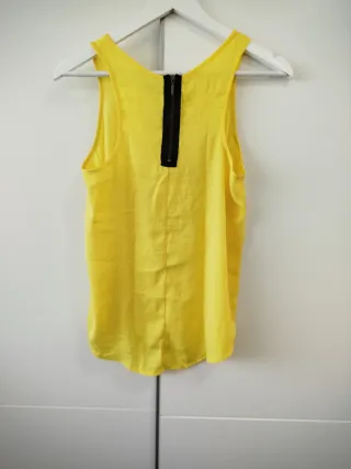 Camiseta amarilla sin mangas