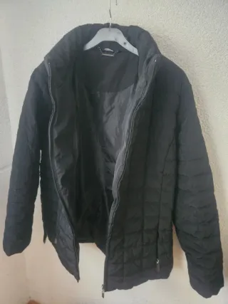 Chaqueta acolchada negra con cinturón