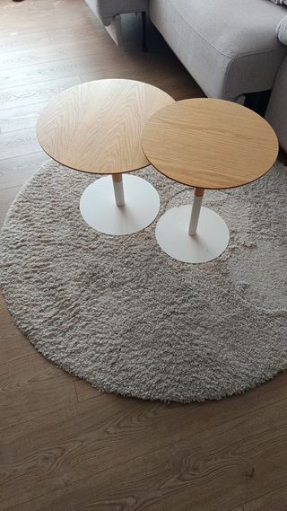 Tavoli ausiliari rotondi in legno e bianco