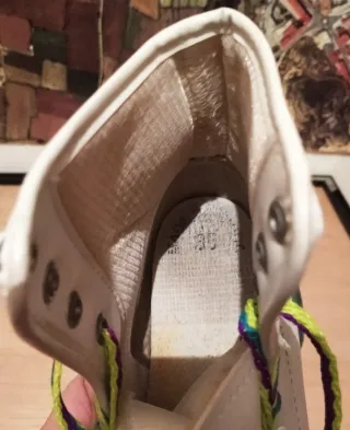 Patines blancos SKate Pro con cordones arcoíris