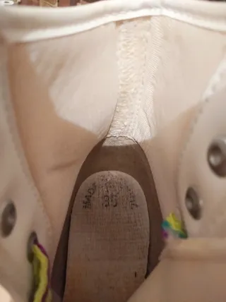 Patines blancos SKate Pro con cordones arcoíris