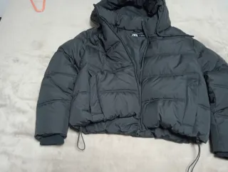 Chaquetón corto acolchado con capucha