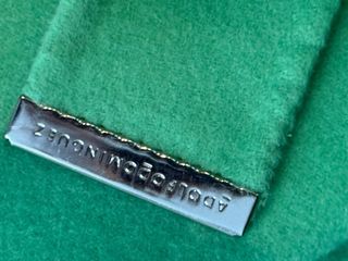 Chaleco largo verde con cinturón. Muy elegante.