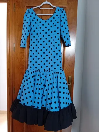 Traje de flamenca azul con lunares negros