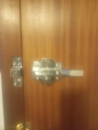 Cerrojo de puerta de metal con llaves