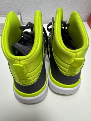 Zapatillas Nike grises y verdes