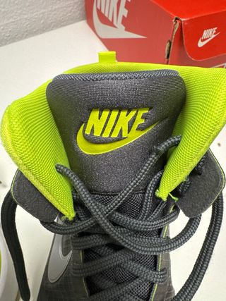 Zapatillas Nike grises y verdes