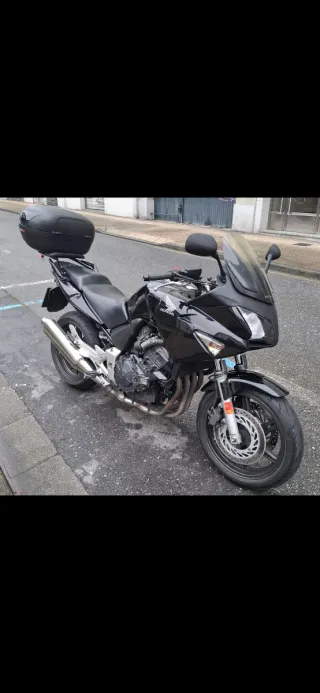 Honda CBF 600 Negra con Baúl