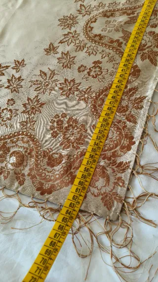 Sciarpa in seta beige con frange