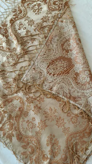 Sciarpa in seta beige con frange