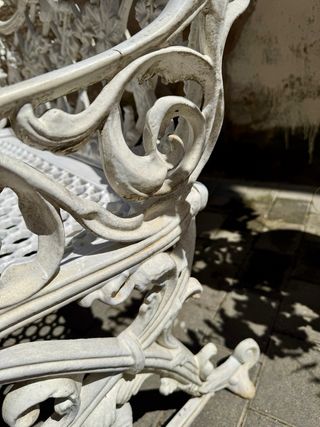 Banco vintage de fundición blanco