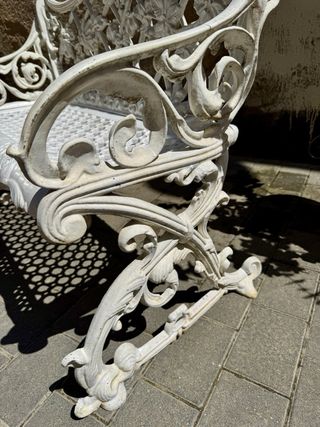 Banco vintage de fundición blanco