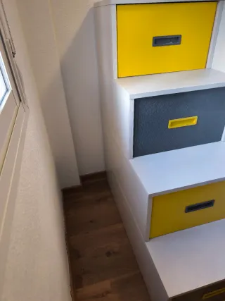Dormitorio juvenil blanco y amarillo