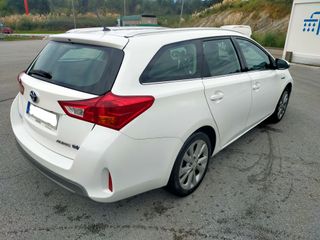 Toyota Auris Hybrid Touring Sports 2014