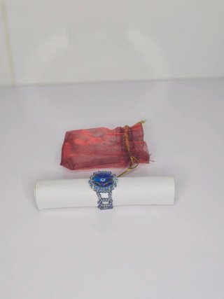 Anillo de bisutería azul con piedra
