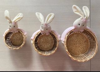 Conjunto cestas mimbre conejitos decorativos