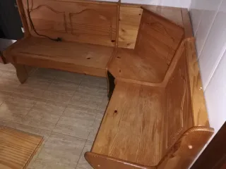 Banco esquinero madera con cajones. Mesa a juego