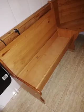 Banco esquinero madera con cajones. Mesa a juego