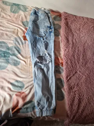 Pantalón vaquero roto chico