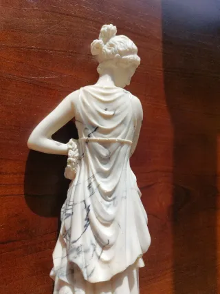 Estatua de mármol mujer clásica