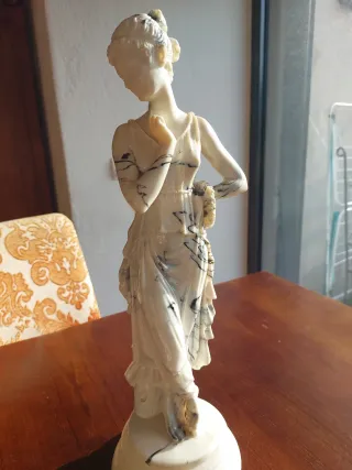 Estatua de mármol mujer clásica