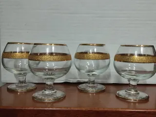 4 copas de coñac con borde dorado