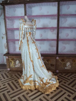 Maniquí miniatura vestido blanco y dorado
