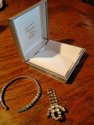 Bracciale e spilla con strass