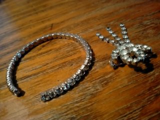 Bracciale e spilla con strass