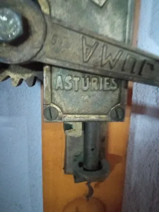Descorchador antiguo JUMA Asturias de 75cm de larg