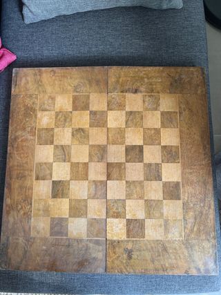 Tablero de madera para damas. Con fichas