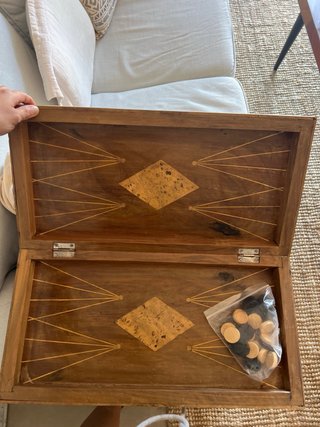Tablero de madera para damas. Con fichas