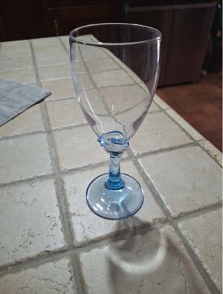 Bicchiere da vino blu trasparente