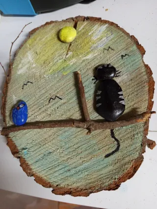 Manualidad madera viva y piedras gato pájaro